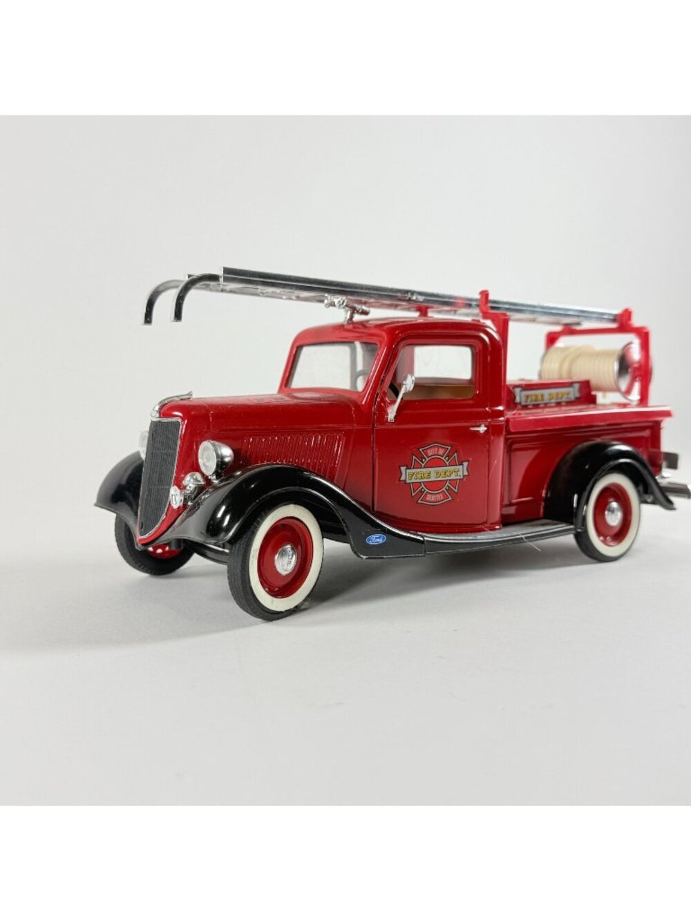 Solido Ford V8 Beverly Hills Fire Truck 1:19 Scale Diecast Model Red & Black